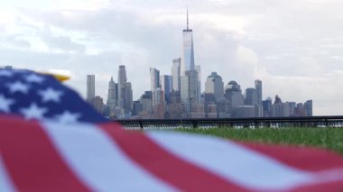 New York City rıhtım silueti, Manhattan Şehir Merkezi Dünya Ticaret Merkezi gökdeleni. New Jersey, ABD 'den şehir manzarası. Amerikan bayrağı 11 Eylül, ABD. Bağımsızlık ve Hatıra sembolü. Rüzgâr