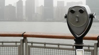 New York City rıhtım silueti, Manhattan Midtown binaları, doğu nehri kıyısında nehir kenarındaki gökdelenler. Rıhtım manzarası, kule manzarası, Gantry Plaza. Long Island, Queens 'te. Birleşik Devletler turizmi. Yağmurlu.