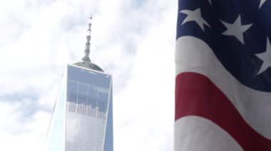New York, Amerikan bayrağı dalgalanması. Dünya Ticaret Merkezi. Manhattan şehir merkezinde. Özgürlüğün sembolü, demokrasi, özgürlük, vatanseverlik. Star Spangled Banner, Eski Zafer. Yıldızlar ve Çizgiler. 11 Eylül Anma Günü
