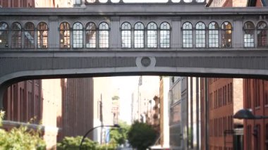 New York sokağı, Chelsea Market gökdeleni. Retro endüstriyel mimari, kırmızı tuğla bina. Amerikan tarihi yükseltilmiş gökyüzü köprüsü Manhattan tarihi simgesi, ABD. Köfteler bölgesi, High Line.