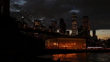 Brooklyn Köprüsü, New York City Manhattan şehir merkezi silueti, Birleşik Devletler. Waterfront Pebble Beach, Dumbo, ABD 'de atlı karınca. Dramatik alacakaranlık. Akşam veya gece gökyüzü. Dünya Ticaret Merkezi.