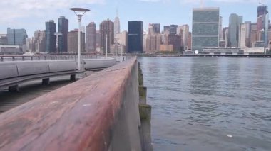 New York şehri kıyısı silueti, Manhattan şehir merkezi binaları, nehir kıyısındaki gökdelenler, doğu nehri suyu. Liman kenti manzarası, Gantry Plaza iskelesi, Long Island, Queens. Birleşik Devletler mimarisi.