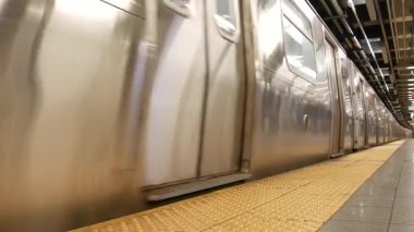 New York metro istasyonu içi, kapalı yeraltı metro platformu. Metro treni, Amerikan demiryolu yolcusu toplu taşıma, Manhattan demiryolu taşımacılığı, NYC trafiği, ABD