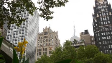 New York, Manhattan Midtown Bryant Parkı 42 sokak ve 5. Cadde köşesi, Birleşik Devletler. Amerika 'da NYC' nin simgesi. Parkın bahçesinde ağaçlar yeşillik. Binalar.