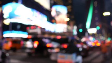 New York City Times Meydanı, Manhattan Midtown Broadway Caddesi, ABD. Amerikan NYC sarı taksi, şehir trafiği. - İnsanlar. Reklam tabelaları, ticari reklamlar, parlayan reklam panoları..