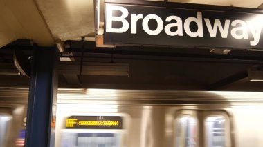 New York, Birleşik Devletler - 3 Eylül 2023 metro istasyonu içi, yeraltı metro platformu tabelası. Metro treni, yolcu taşımacılığı. Yazı tahtası Broadway. Manhattan şehir merkezi.