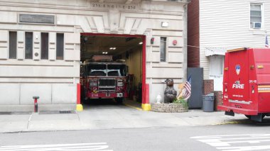 New York, ABD - 30 Ağustos 2023: NYFD arabası, ABD itfaiye aracı, Amerikan itfaiye aracı veya New York caddesinde itfaiye aracı. İtfaiyeciler kırmızı kapılar, FD binası ya da salon. Kraliçeler