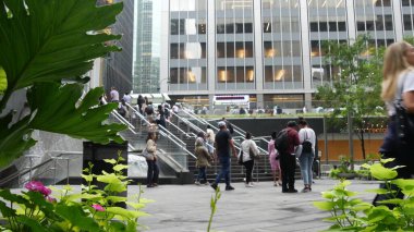 New York, ABD - 11 Eylül 2023 Manhattan Midtown ofis binaları, Lexington Bulvarı, ABD. Metro istasyonundan çıkan yayalar, 53. Cadde 'deki merdivenler, Amerikan şehir yaşamı..