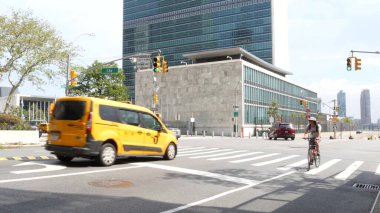 New York, ABD - 4 Eylül 2023: Birleşmiş Milletler Genel Merkezi, Manhattan Midtown, ABD. Diplomatik politik uluslararası organizasyon, Genel Kurul. Sokak trafiği, sarı taksi arabası..