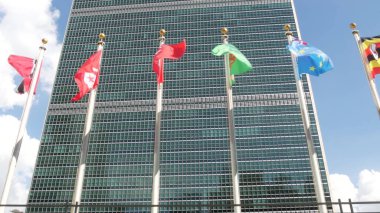 New York, ABD - 12 Eylül 2023: Birleşmiş Milletler Genel Merkezi, Manhattan Midtown, ABD. Diplomatik politik uluslararası organizasyon. Genel Kurul konferans oturumu için bayrak sırası.