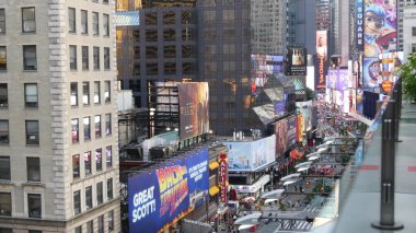 New York, ABD - 14 Eylül 2023: Times Meydanı, Manhattan Midtown Broadway Caddesi, ABD. Amerikan NYC şehir trafiği, yukarıdan gelen kalabalık. Ticari aydınlatılmış reklam panosu ekranları.