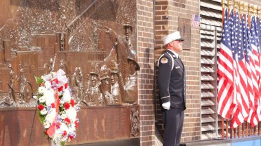 New York City, ABD - 11 Eylül 2023: İtfaiyeciler Vatanseverlik Günü 'nü kutladı. 911 'i onurlandıran muhafız, anma duvarı, FDNY anma yıldönümü. İtfaiye İstasyonu, Manhattan 10 İtfaiye Merkezi.