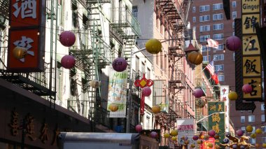 New York, ABD - 14 Eylül 2023 Manhattan Chinatown Pell Caddesi. Çin kültürü, etnik bölge mimarisi, ABD. Kırmızı tuğla binalar, kağıt fenerler ve hiyeroglifler. Küçük Çin