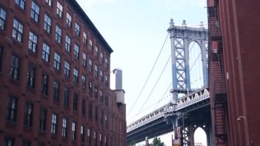 Dumbo, Brooklyn 'deki New York City Manhattan Köprüsü. Washington Caddesi 'nde Water Caddesi' nin yanındaki kırmızı tuğladan bina. Klasik NYC endüstriyel mimarisi. İkonik Birleşik Devletler turizm simgesi. ABD 'ye Seyahat.