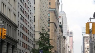 New York City Manhattan Midtown sokak mimarisi. Empire State binası, ABD 'de ikonik gökdelen. Amerikan şehir manzarası, ünlü NYC kulesi, Birleşik Devletler. Beşinci 5. Cadde. Greenwich Köyü.