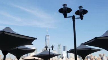 New York City rıhtımı, Manhattan şehir merkezi finans bölgesi, Dünya Ticaret Merkezi binası, nehir manzaralı gökdelenler. J Owen Grundy Park, New Jersey 'den. Birleşik Devletler mimarisi. Hudson..