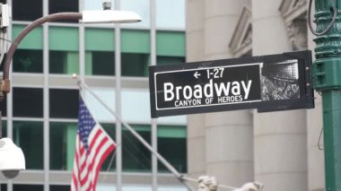 Broadway sokak tabelası, Manhattan şehir merkezi finans bölgesi mimarisi, New York. Trafik levhası. Amerikan bayrağı Alexander Hamilton U.S. Özel Ev, 1907 'de dikildi. Kahramanlar Kanyonu.