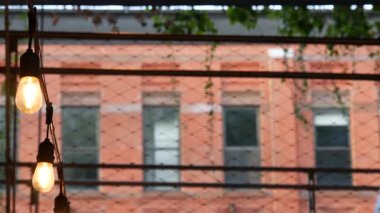 New York City klasik bina mimarisi. Şehir dışındaki konutlar. ABD 'de gayrimenkul. Tipik kırmızı tuğla cephesi. Chelsea 'de yüksek hat sonu, Köfte Bölgesi. Ampul çelengi