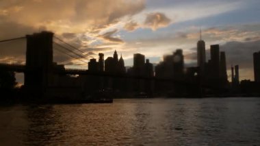 Brooklyn Köprüsü, yağmurlu sisli bir gün. New York City Manhattan şehir merkezi gökyüzü mimarisi, finans bölgesi şehir manzarası, Birleşik Devletler. Dünya Ticaret Merkezi gökdeleni. Dumbo, ABD 'deki Sonbahar Çakıl Sahili.