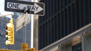 New York caddesi kavşağı, sarı trafik ışığı, tek yönlü ulaşım yolu kavşağı, Birleşik Devletler. Mimarlık. Tek yönlü ok işareti. Manhattan şehir merkezi finans sektörü.