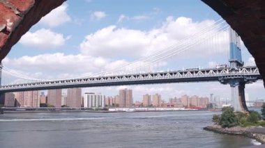 New York City Manhattan Köprüsü 'nden Brooklyn Dumbo' ya. Amerika Birleşik Devletleri 'nin varış noktası olan East River nehri kıyısındaki deniz kenarındaki pazar çatısı manzaralı. ABD 'deki Riverfront konut binaları. Eski kırmızı tuğla kemer
