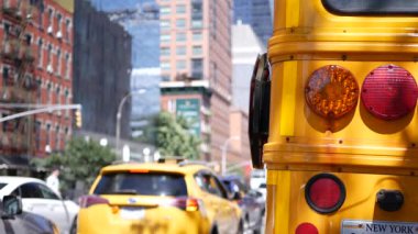 New York Manhattan caddesinde sarı okul otobüsü, şehir yolunda okul otobüsü kamyonu. Çocuk eğitim ve ulaşım, ABD. Amerikan okul servisi geri görüş. Taksi, Chelsea Bulvarı 10 numara, ABD.
