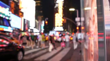 New York City Times Meydanı Manhattan Midtown Broadway Caddesi, ABD. Amerikan NYC şehir hayatı. Odağını kaybetmiş insanlar yayalar, zebra yaya geçidi. Yol trafiği. Reklam tabelaları, reklam panoları