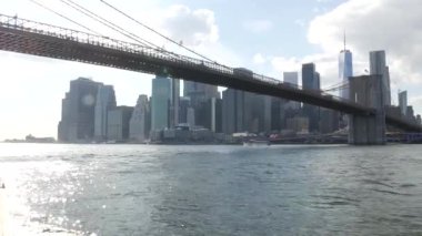 New York City, Manhattan şehir merkezi feribottan ufuk çizgisi. Brooklyn Köprüsü. Feribottan Dünya Ticaret Merkezi gökdelenine. Doğu nehri kıyısı manzarası, nehir kenarındaki binalar, ABD.