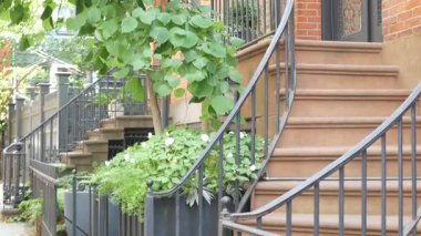 New York City konak binası, Brooklyn Heights yerleşim bölgesi, ABD. Brownstone şehir mimarisi, bağlı ev. Amerika Birleşik Devletleri emlak, Amerikan mülkü, New York 'ta apartmanlar ve evler.