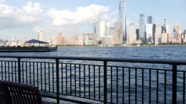 New York City rıhtımı, Manhattan şehir merkezi finans bölgesi, Dünya Ticaret Merkezi binası, nehir manzaralı gökdelenler. Paulus Hook, New Jersey 'den. Birleşik Devletler mimarisi. Hudson Nehri.