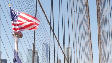 Brooklyn Köprüsü 'nde bayrak, Manhattan şehir merkezi, New York City silueti, finans bölgesi şehir manzarası. Dünya Ticaret Merkezi gökdeleni. Amerika Birleşik Devletleri bağımsızlığın vatansever sembolü. Köprü kablosu