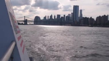 Feribot ile New York City şehir merkezinin silueti. Manhattan ve Brooklyn köprüsü. Feribottan Dünya Ticaret Merkezi gökdelenine. Doğu nehri kıyısı manzarası, nehir kenarındaki binalar, ABD.