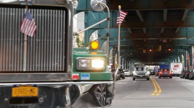 New York, Birleşik Devletler - 31 Ağustos 2023: sokağın üstündeki metro yükseltilmiş. Yolun üzerindeki Metropolitan Köprüsü, Queens. Long Island metro hattı, Court Meydanı. Metalik demiryolu altında arabalar. NYC şehir hayatı