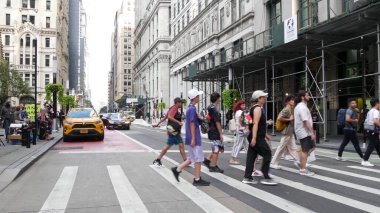 New York, Birleşik Devletler - 4 Eylül 2023: Manhattan Şehir Merkezi Finans Bölgesi Broadway. Wall Street kavşağı zebrası. Şehir trafiği sarı taksi arabası. İnsanlar yayalar. İnşaat iskelesi