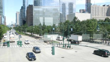 New York, Amerika Birleşik Devletleri - 31 Ağustos 2023 Manhattan Financial District caddesi kavşağı. Şehir trafiği. İnsanlar yayalar. Dünya Ticaret Merkezi Anıt Alanı. Skyline.