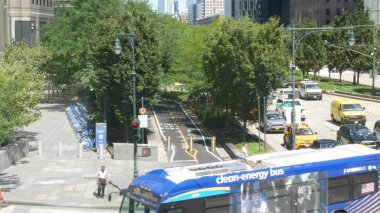 New York, Amerika Birleşik Devletleri - 31 Ağustos 2023 Manhattan Financial District caddesi kavşağı. Şehir trafiği. İnsanlar yayalar. Dünya Ticaret Merkezi Anıt Alanı.