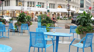 New York, ABD - 8 Eylül 2023 Manhattan Midtown Broadway, 23 sokak, 5 bulvar kavşağı. Madison Park ve Flatiron Building 'in Worth Meydanı, ABD. İnsanlar, boş sandalyeler, yağmur.