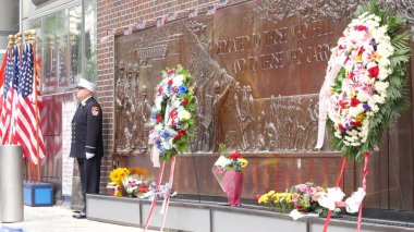 New York City, ABD - 11 Eylül 2023: İtfaiyeciler Vatanseverlik Günü 'nü kutladı. 911 'i onurlandıran muhafız, anma duvarı, FDNY anma yıldönümü. İtfaiye İstasyonu, Manhattan 10 İtfaiye Merkezi.