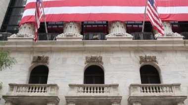 New York, Birleşik Devletler. Aşağı Manhattan Mali Bölgesi Şehir Mimarisi. Kocaman bir Amerikan bayrağı. Wall Street Borsa Binası, ABD Borsa Ticareti.