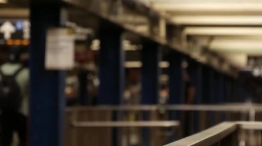 New York, Manhattan. Odaklanamayan metro istasyonu içi, yeraltı metro transferi. Toplu taşıma. Tren yolu değiştirme merkezi, yolcu trafiği kavşağı. NYC, ABD 'deki insanlar.