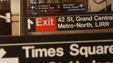 New York metro istasyonu içi, yeraltı metro platformu. Birleşik Devletler metro taşımacılığı. Demiryolu merkezi, yolcu trafiği kavşağı. Times Meydanı, Grand Central, 42. Cadde 'de mesaj var.