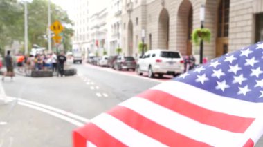 New York City Suçlama Boğa, Wall Street Borsa sembolü ABD. Aşağı Manhattan Merkez Finans Bölgesi, Birleşik Devletler. Broadway caddesinde Amerikan Bayrağı. Odaklanamayan turistler. Yer imi.