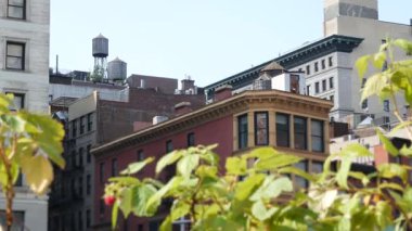 New York City Broadway, Manhattan şehir merkezi Union Square binası mimarisi. Şehir dışındaki konutlar. ABD 'de gayrimenkul. Tipik tuğla cephesi. Çatıdaki su kulesi, çatıdaki tank..