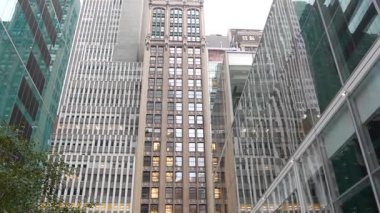 New York City Manhattan Midtown binası mimarisi, ABD 'de şehir sokağı. Broadway ve Bryant Park yakınlarındaki 42. Cadde 'de evleri olan evler, ABD' deki emlak mülkleri. Gerçeklik