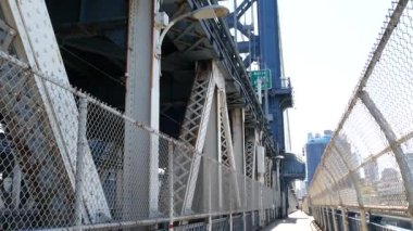 Manhattan Köprüsü 'nden Brooklyn Dumbo' ya. New York 'un sembolü, Amerika' nın seyahat yeri. Birleşik Devletler 'in mimarisi, turizm simgesi. Kablolu yayın köprüsü. Yaya yolu perspektifi.