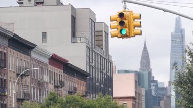 New York caddesi kavşağı, sarı trafik ışığı, ulaşım yolu kavşağı, Birleşik Devletler. Chrysler Binası. Queens, Long Island 'da. Manhattan şehir merkezi, New York şehir merkezi, gökdelenler