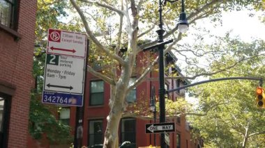 New York City konak binası, Brooklyn Heights yerleşim bölgesi, ABD. Brownstone şehir mimarisi, bağlı ev. Amerika Birleşik Devletleri emlak, Amerikan mülkü, New York 'ta apartmanlar ve evler.