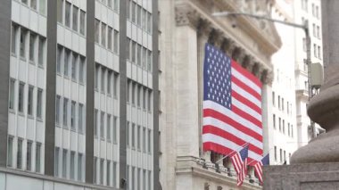 New York, Birleşik Devletler. Aşağı Manhattan Mali Bölgesi Şehir Mimarisi. Kocaman bir Amerikan bayrağı. Wall Street Borsa Binası, ABD Borsa Ticareti.