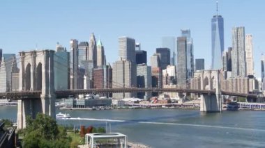 Manhattan Köprüsü 'nden Brooklyn Köprüsü. New York City şehir merkezi, finans bölgesi şehir merkezi, Dünya Ticaret Merkezi. Amerika 'ya git. Doğu Nehri kıyısında mimarlık, Amerika Birleşik Devletleri. Dumbo atlıkarınca
