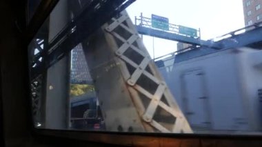 New York metro treni, Manhattan Köprüsü. Kirli pencereden kamerayı sallamak. Şehir merkezi metro ulaşımı, şehir trafiği. Yolcu yükseltilmiş demiryolu, Birleşik Devletler. Brooklyn 'in şehir hayatı.